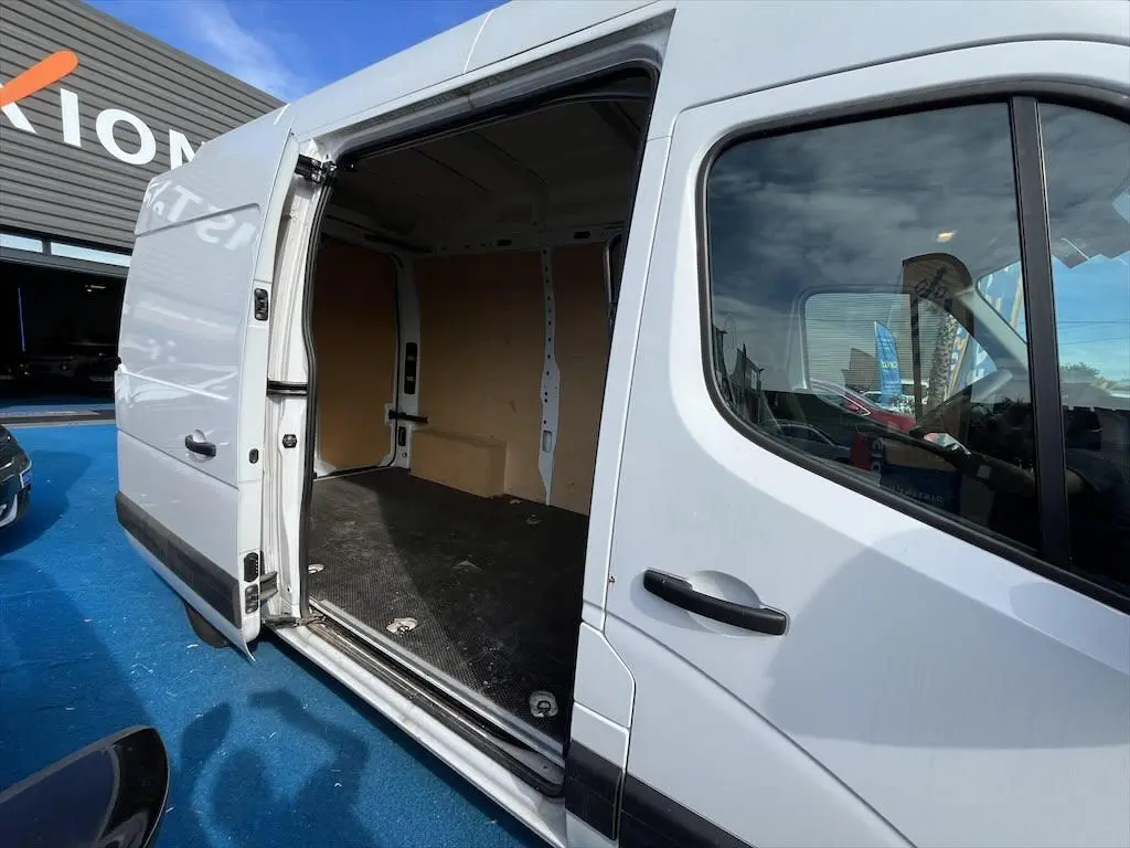 Vue latérale droite d'un Renault Master blanc 2021 avec porte coulissante ouverte montrant l'espace de chargement vide.