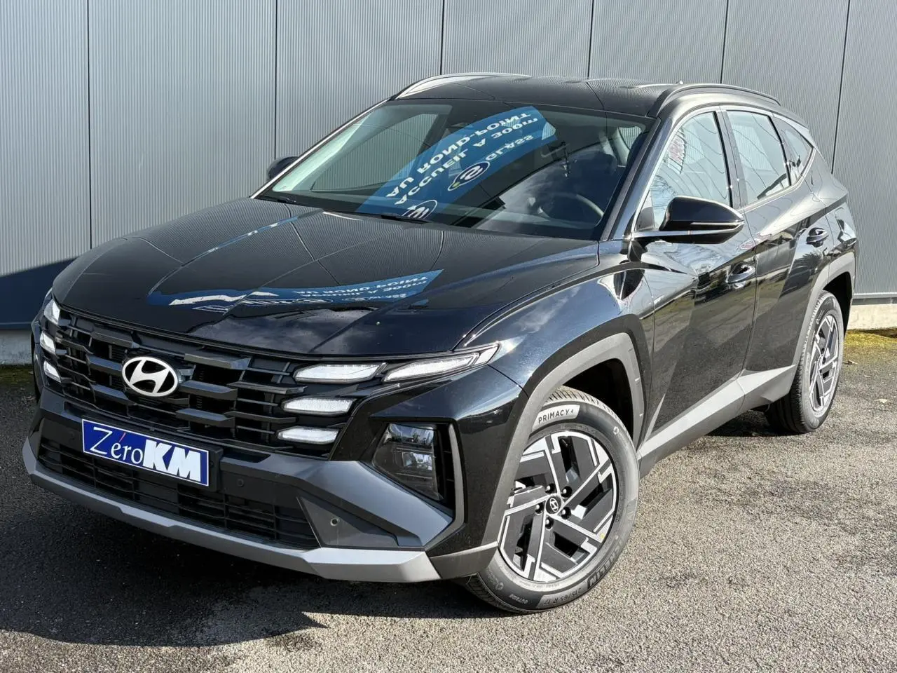 Hyundai Tucson 2025 Abyss Black en 3/4 avant droit, avec calandre distinctive et jantes alliage modernes.