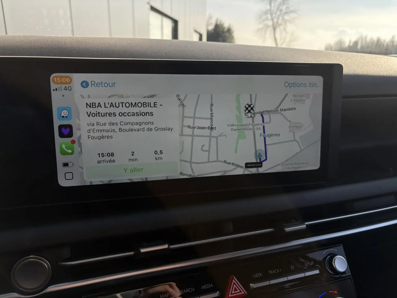 Écran tactile du système multimédia du Hyundai Tucson 2025 affichant un itinéraire de navigation.