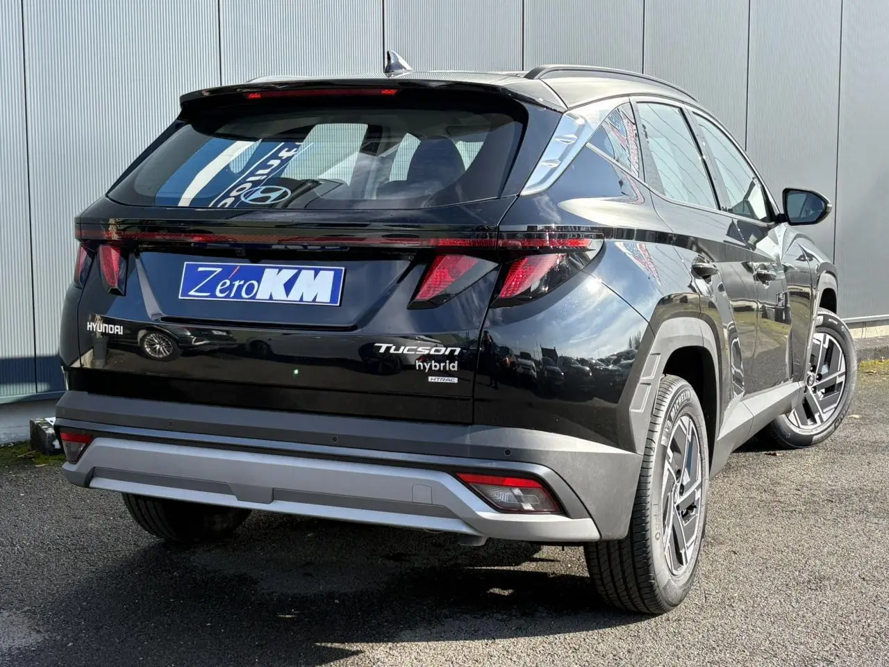 Vue 3/4 arrière droite du Hyundai Tucson Abyss Black avec feux arrière LED et jantes alliage 17 pouces.