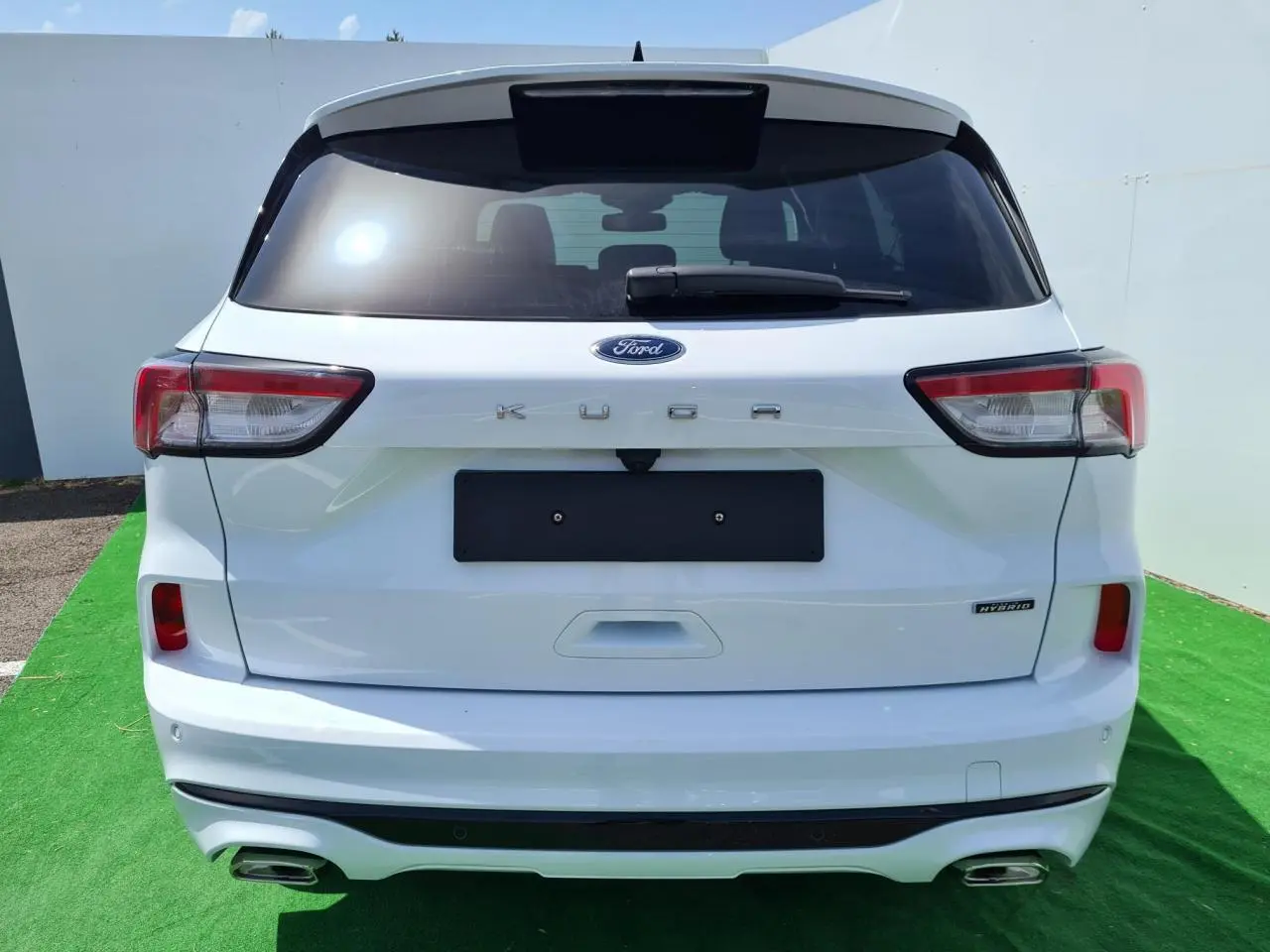 Vue arrière du Ford Kuga blanc glacier hybride rechargeable avec feux LED et double sortie d'échappement ST-Line.
