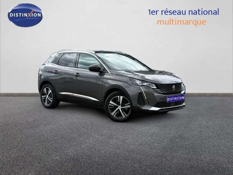 Peugeot 3008 Gris Platinium vue 3/4 avant droit, soulignant sa calandre noire et ses jantes alliage modernes.