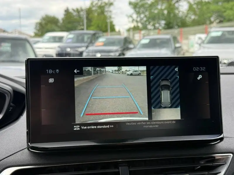 Écran tactile intérieur montrant la caméra de recul et l’aide au stationnement du Peugeot 3008 Gris Platinium.