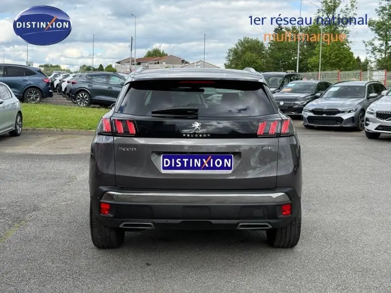 Vue arrière d'un Peugeot 3008 Gris Platinium 2024 avec feux arrière LED et double sortie d'échappement intégrée.