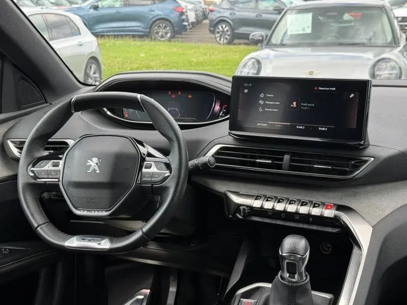 Vue intérieure du tableau de bord et volant cuir multifonction du Peugeot 3008 gris Platinium, avec écran tactile central.