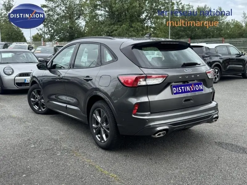 Ford Kuga 1.5 EcoBlue 2023 gris Solar métallisé, vue 3/4 arrière droit avec double sortie d’échappement et jantes alu.