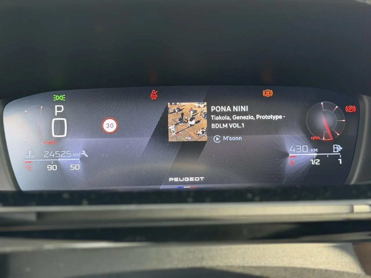 Vue rapprochée du combiné numérique 10 pouces du Peugeot 308 2025 affichant la vitesse, la musique et l'autonomie restante.