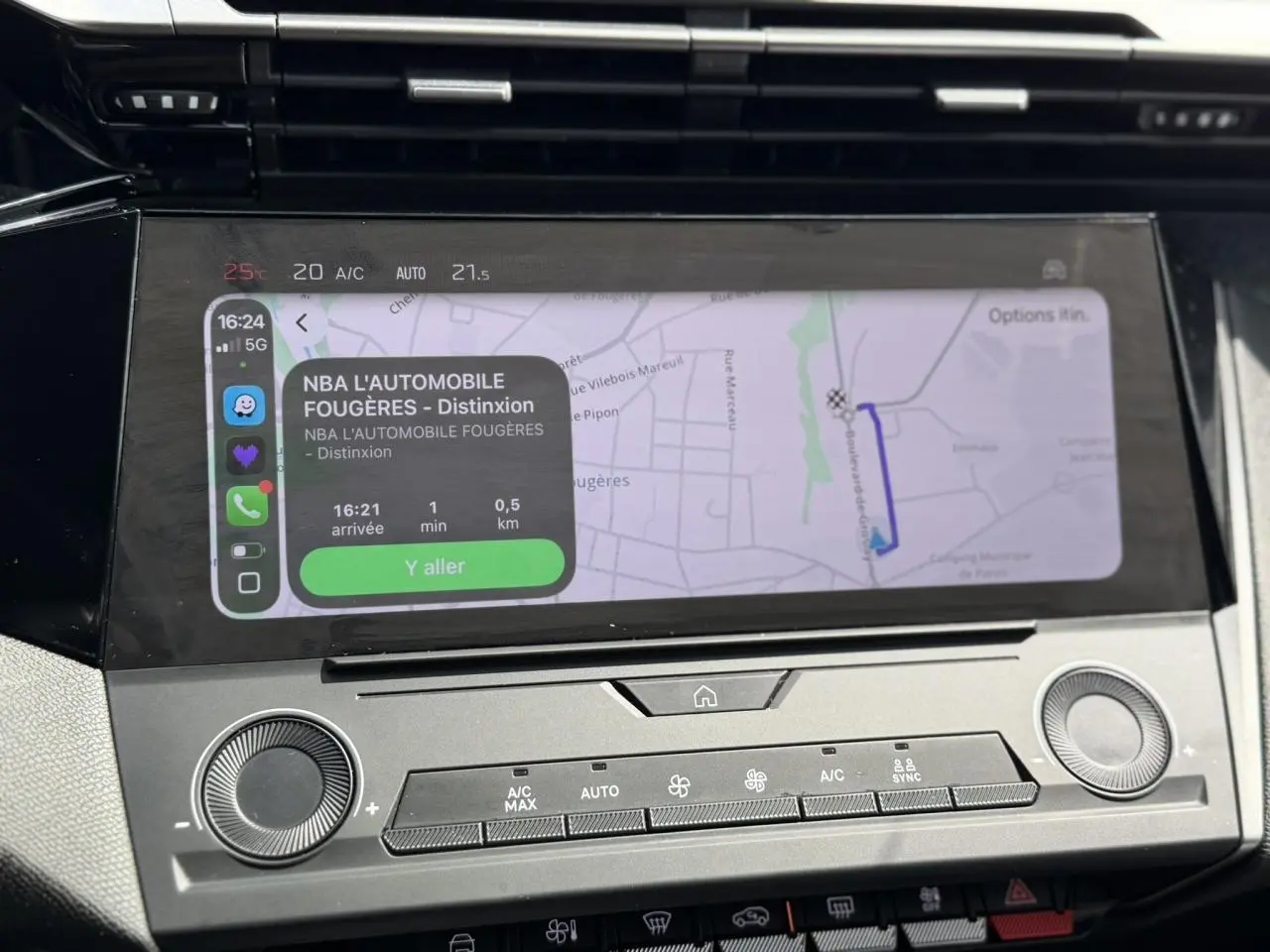 Vue rapprochée de l’écran tactile central 10’’ du Peugeot 308 gris Artense, affichant un guidage GPS.