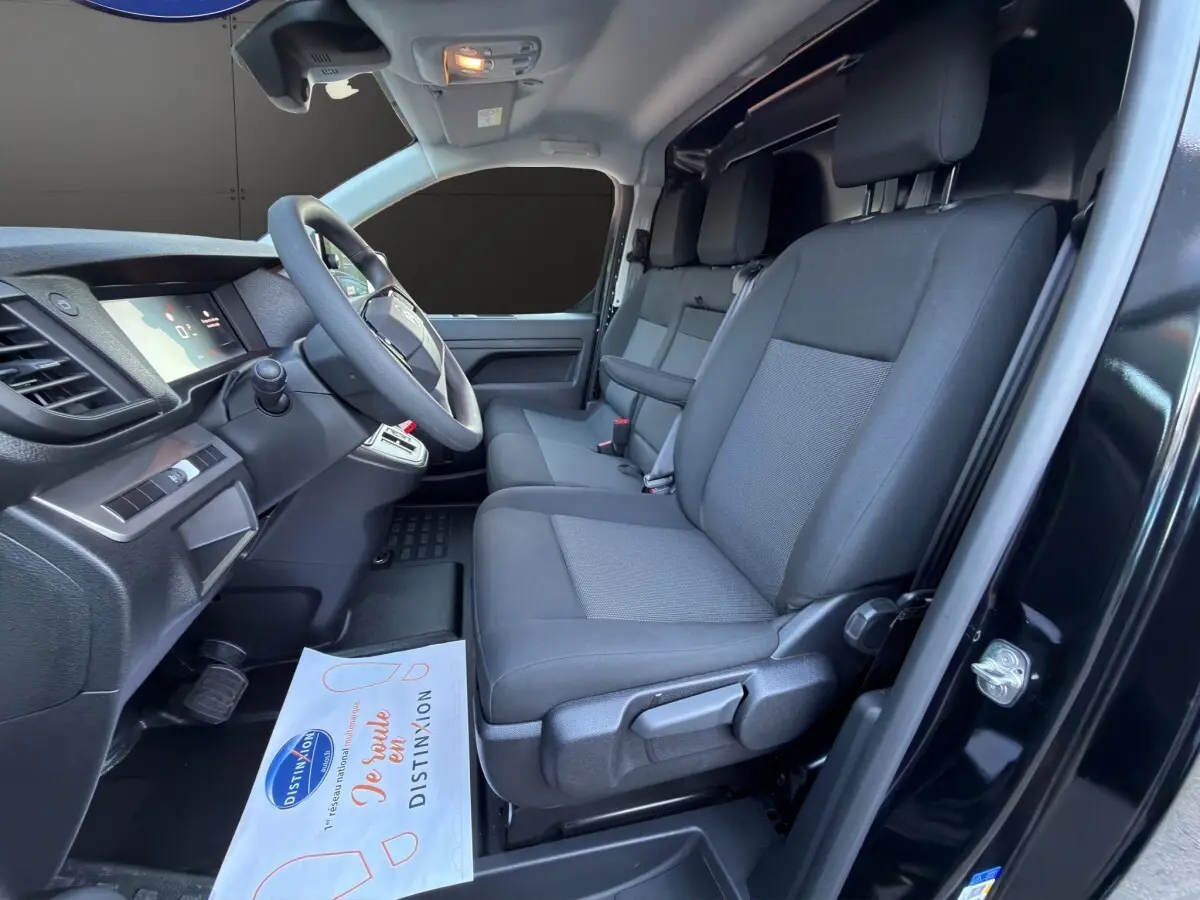 Vue intérieure côté conducteur du Citroën Jumpy noir 2026, montrant les sièges avant et le tableau de bord.