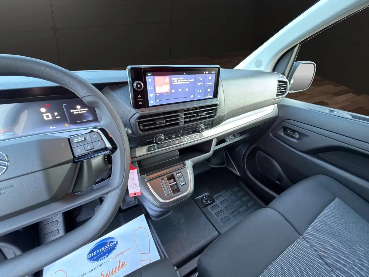 Vue intérieure côté conducteur du tableau de bord et console centrale du Citroën Jumpy noir avec écran tactile.