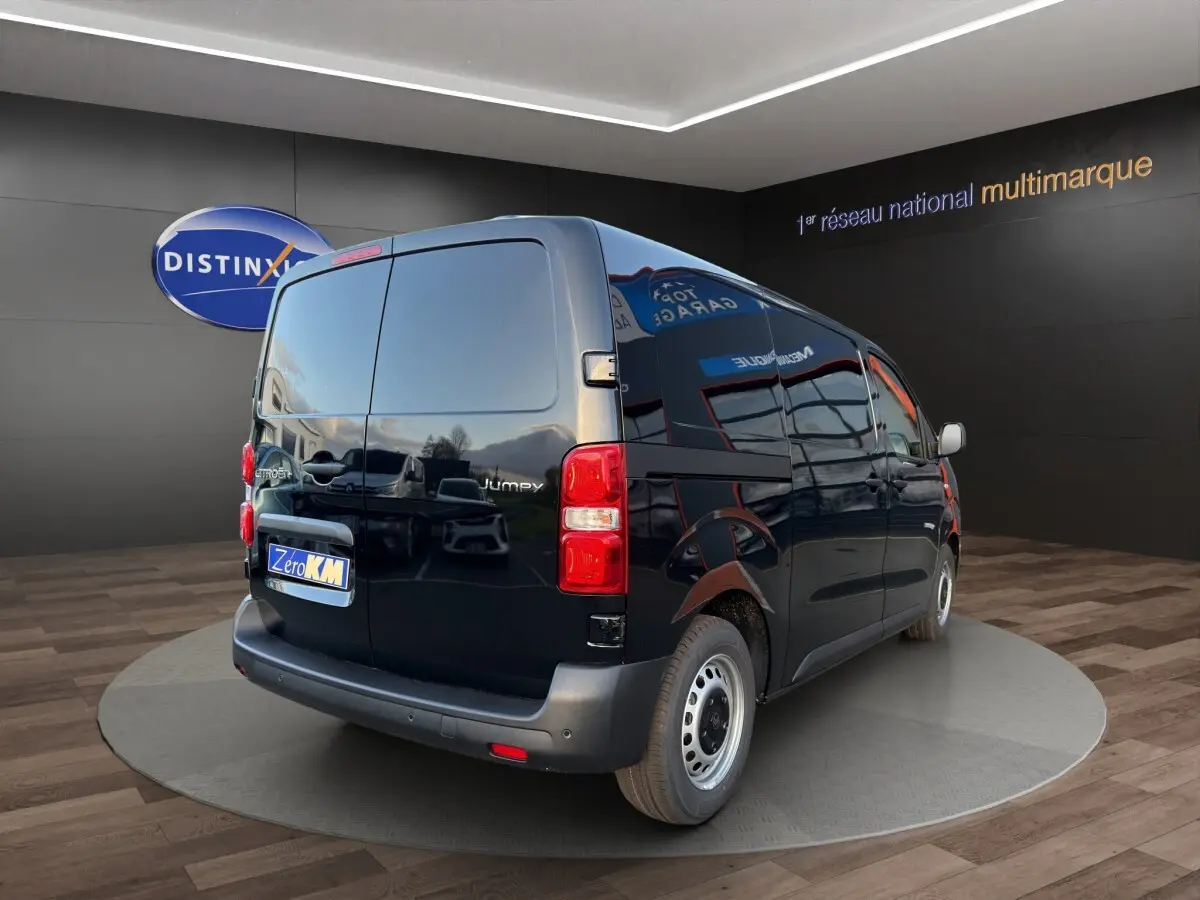 Vue 3/4 arrière droite du Citroën Jumpy noir 2026 avec portes arrière pleines et jantes acier simples.