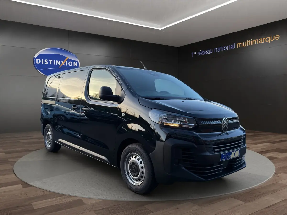 Vue 3/4 avant du Citroën Jumpy noir 2026 avec calandre marquée et jantes acier argentées.