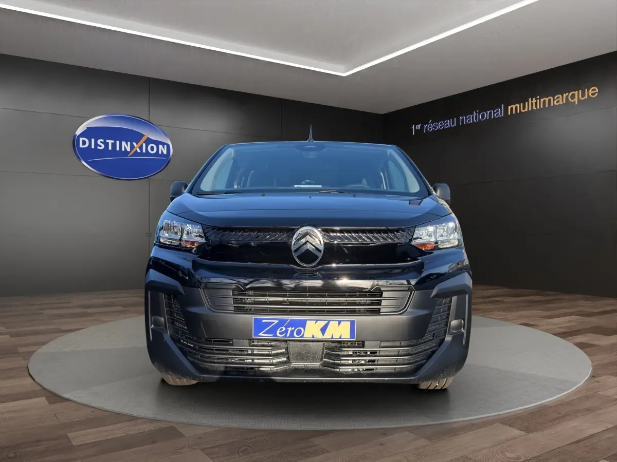 Vue avant du Citroën Jumpy noir 2026, avec calandre distinctive et plaque "Zero KM" en showroom.