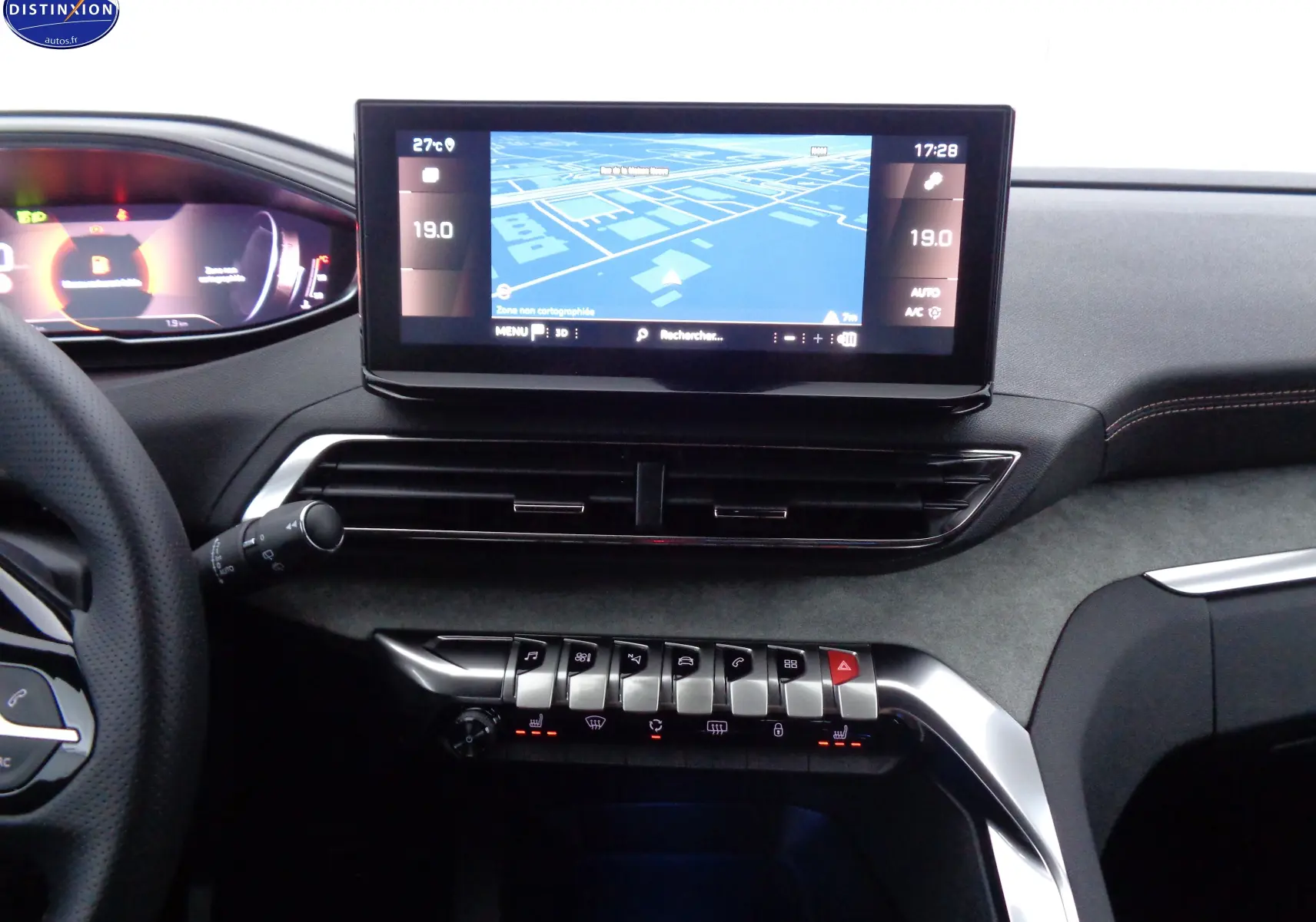 Tableau de bord du Peugeot 3008 GT 2023 en bleu, avec écran tactile central affichant la navigation et commandes tactiles éclairées.