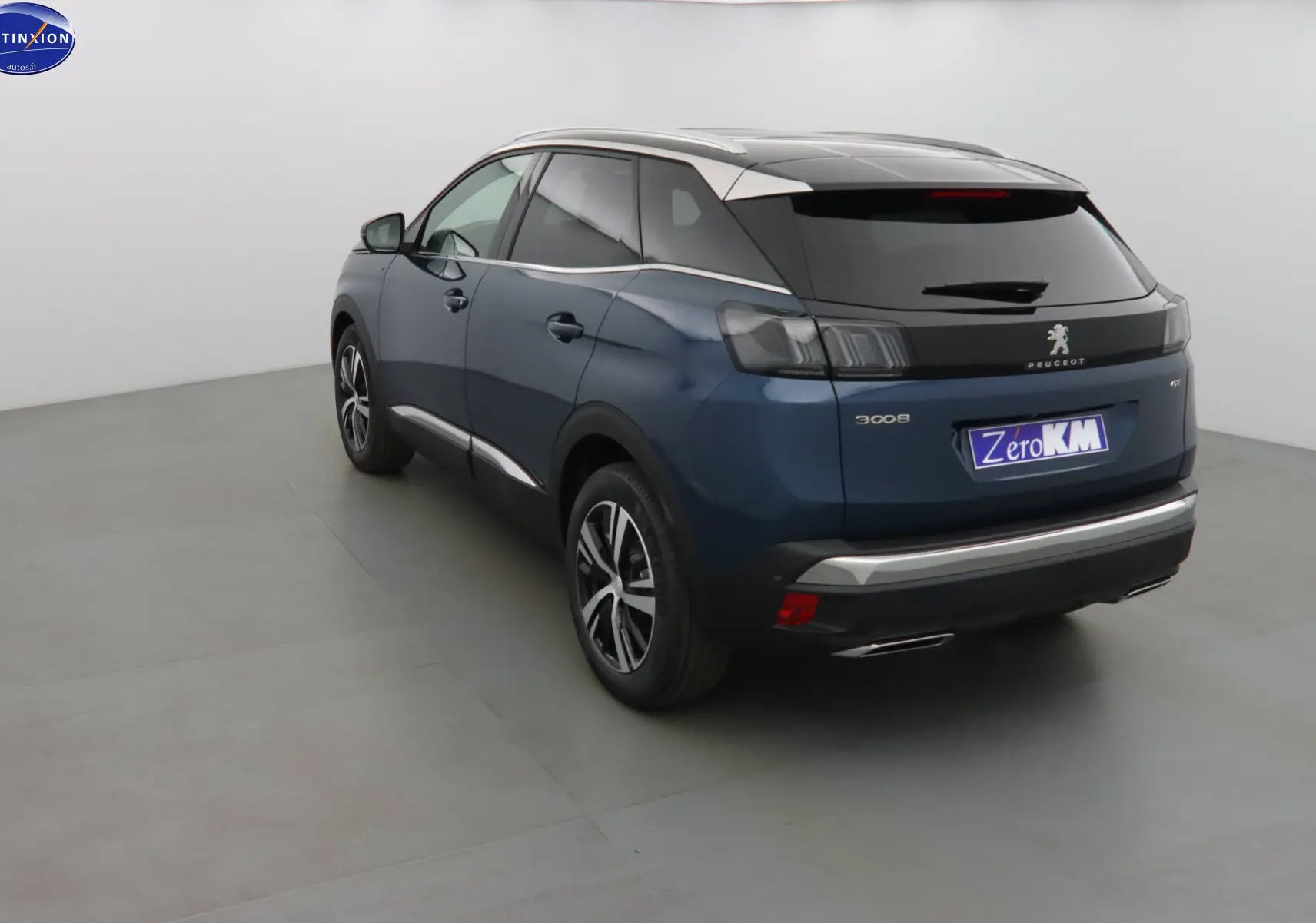 Peugeot 3008 bleu Célèbes métal en 3/4 arrière droit, avec toit noir et jantes alliage bicolores.