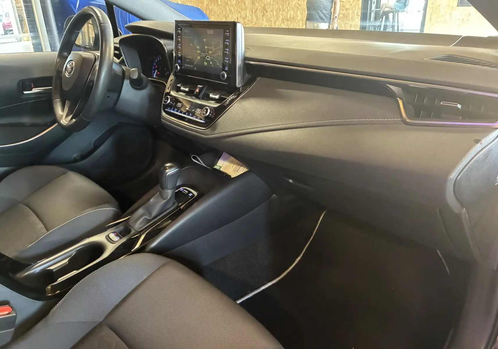 Intérieur noir de la Toyota Corolla 1.8 122 Dynamic 2020, vue côté conducteur avec écran tactile et volant multifonctions.