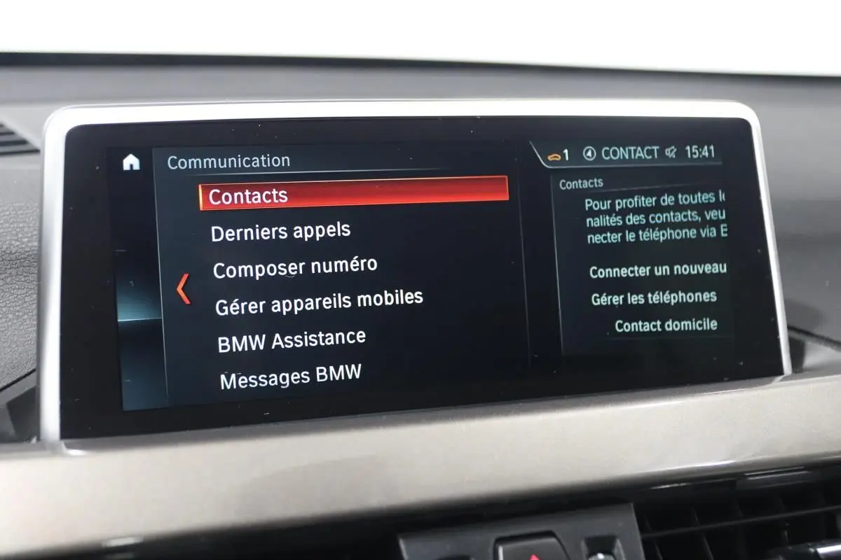 Écran central de la BMW X1 sDrive 18D 2019 affichant le menu communication avec options contacts et appels.