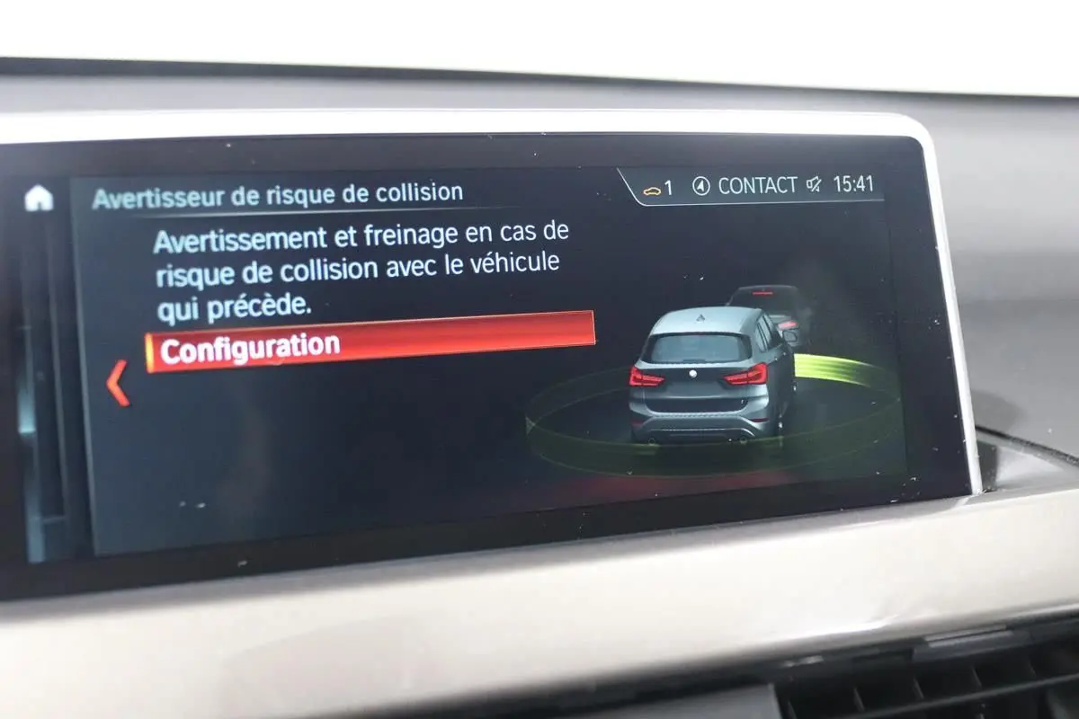 Écran de configuration du système d’alerte de collision montrant un véhicule gris vu de l’arrière en infographie.