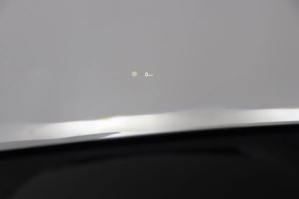 Affichage tête haute montrant la vitesse à 0 km/h sur BMW X1 sDrive 18D argent métallisé, vue intérieure avant.