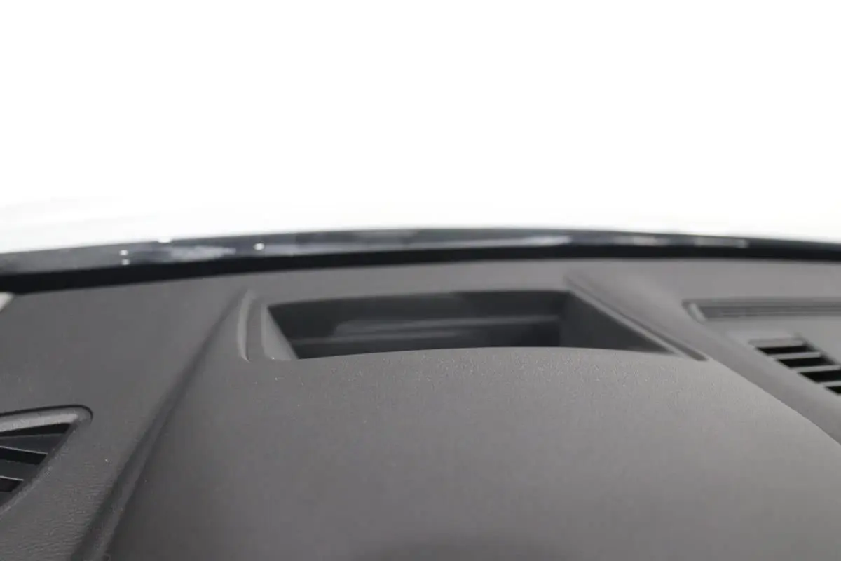 Vue rapprochée du tableau de bord noir d’un BMW X1 2019, mettant en valeur les aérateurs et la console centrale.