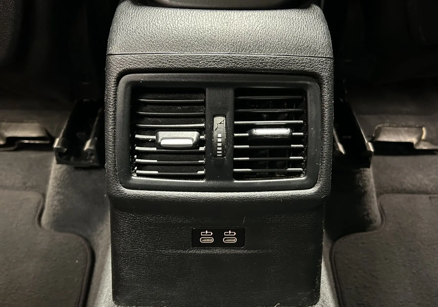 Vue rapprochée des aérateurs arrière et des deux ports USB-C noirs dans l’habitacle d’un BMW X1 2019.