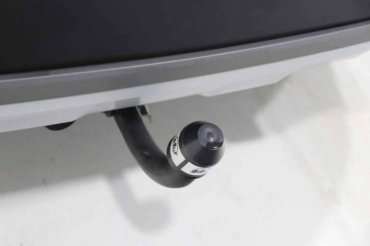 Gros plan sur l'attelage arrière d'une BMW X1 sDrive 18D argent métallisé, soulignant cet équipement distinctif.