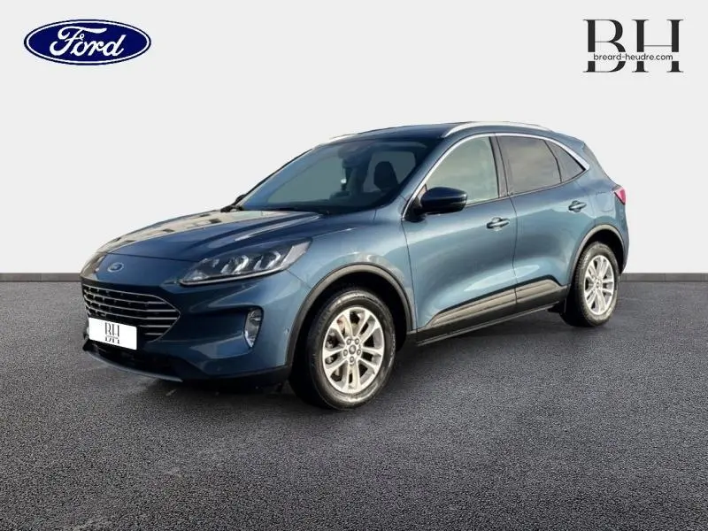 Ford Kuga 2.0 EcoBlue 190ch Titanium bleu azur métallisé, vue 3/4 avant droit avec jantes alu et vitres teintées.
