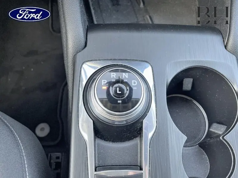 Vue rapprochée du sélecteur rotatif de boîte automatique noir et chrome sur la console centrale du Ford Kuga 2020.