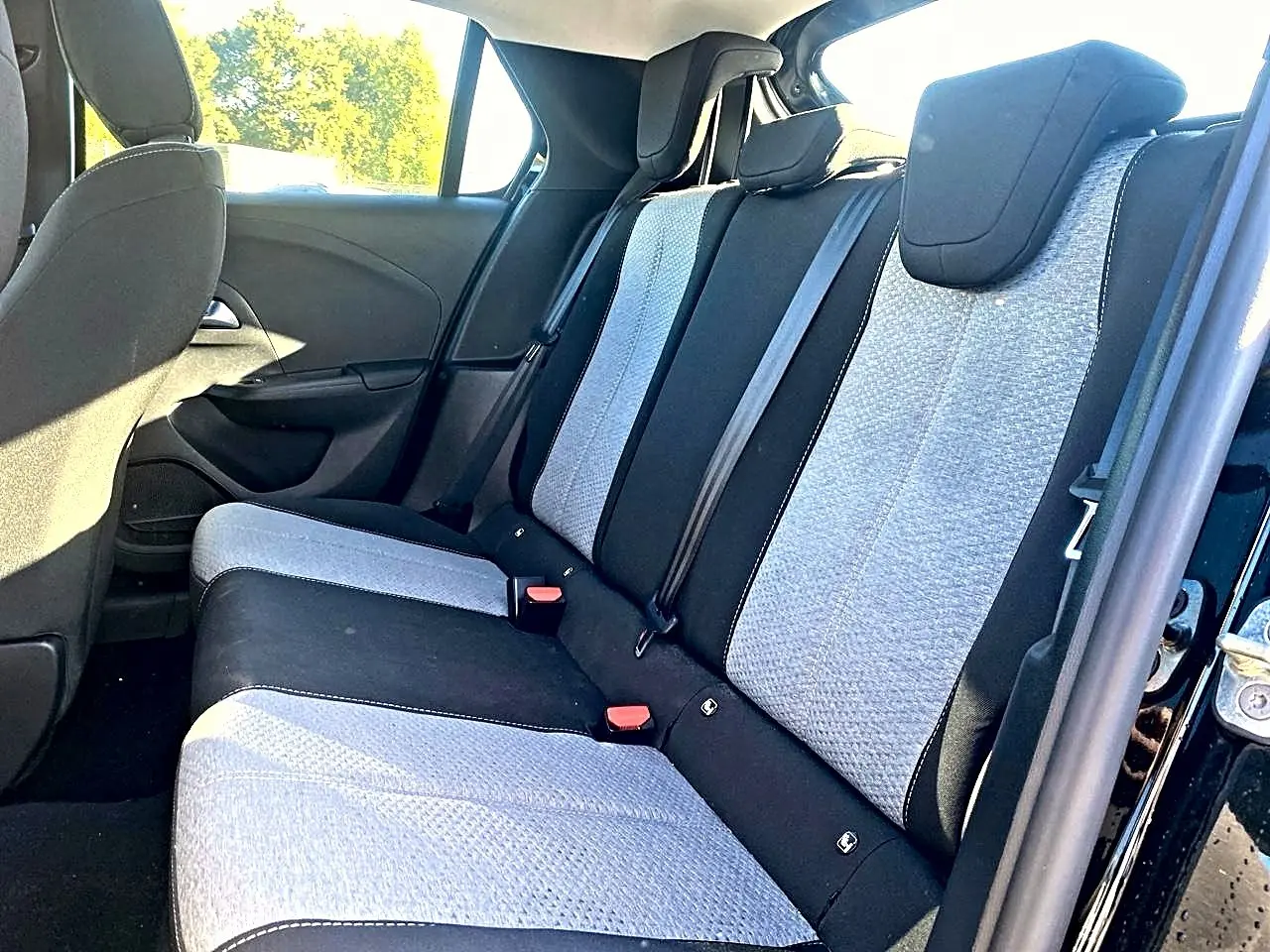 Vue intérieure côté droit sur la banquette arrière bicolore gris clair et noir de l'Opel Corsa 2025 noire.