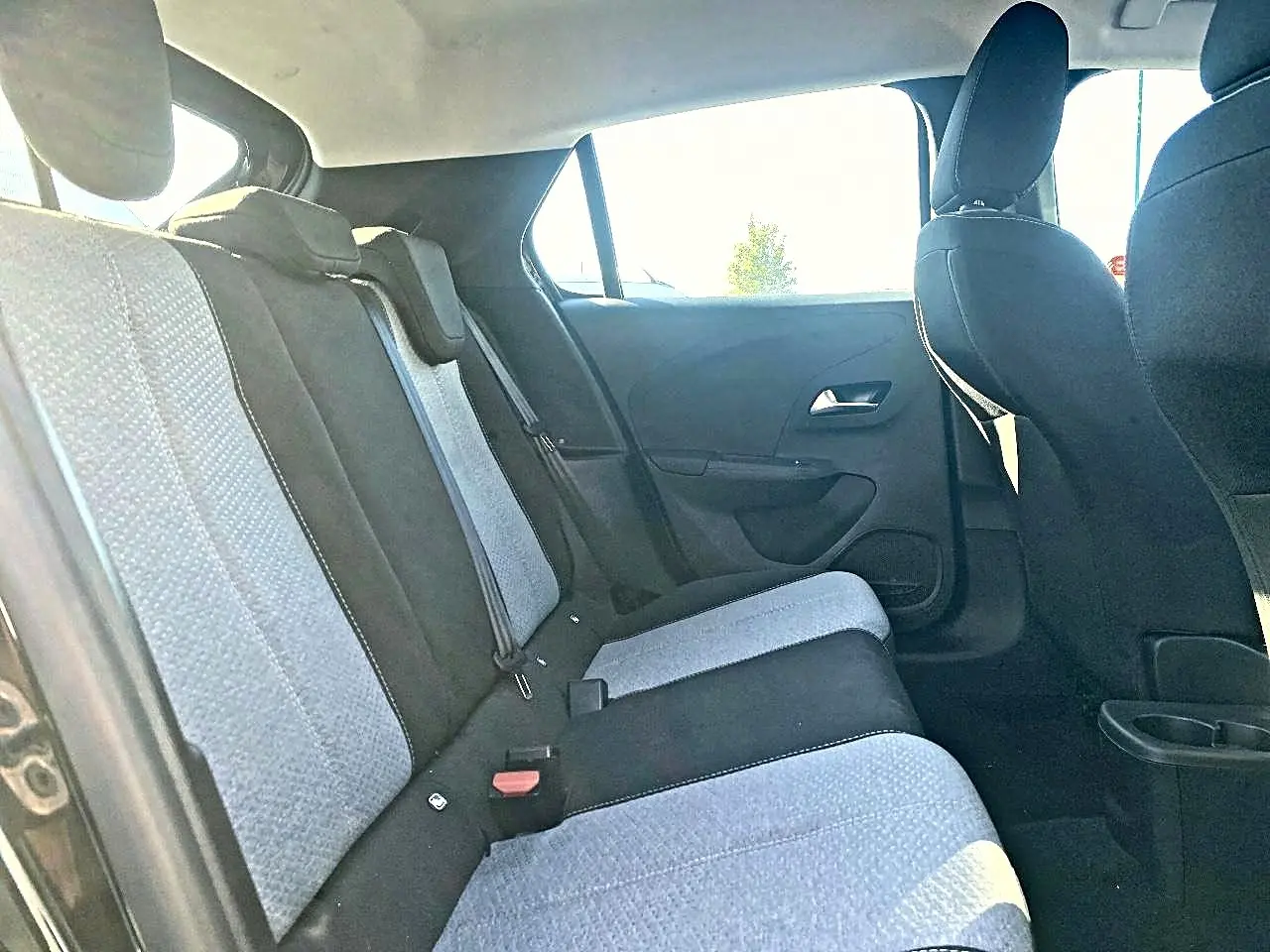 Vue intérieure arrière de la banquette tissu bicolore gris et noir de l’Opel Corsa 2025 côté droit.