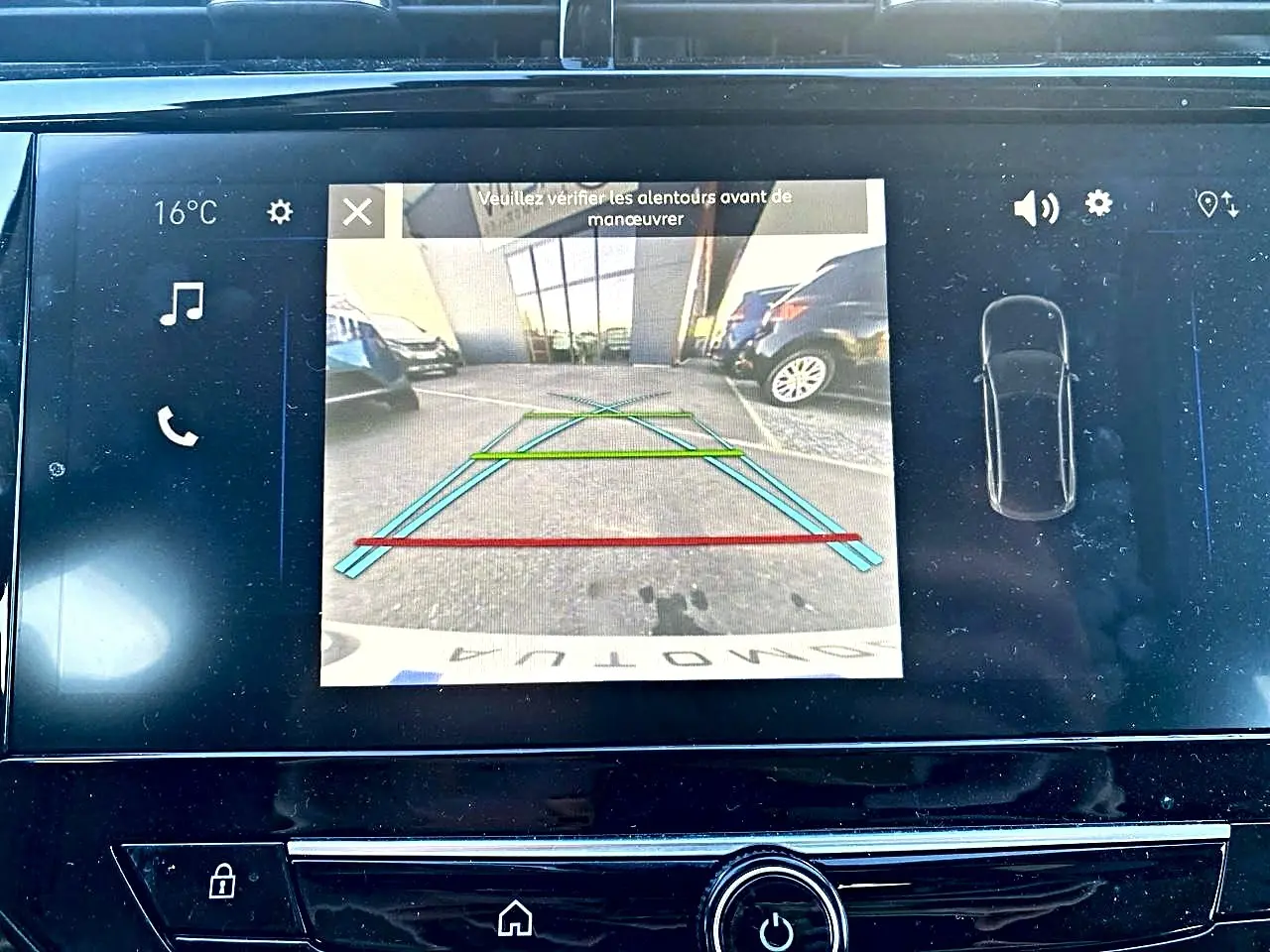 Écran tactile intérieur montrant la caméra de recul avec guidage coloré sur une Opel Corsa noire.