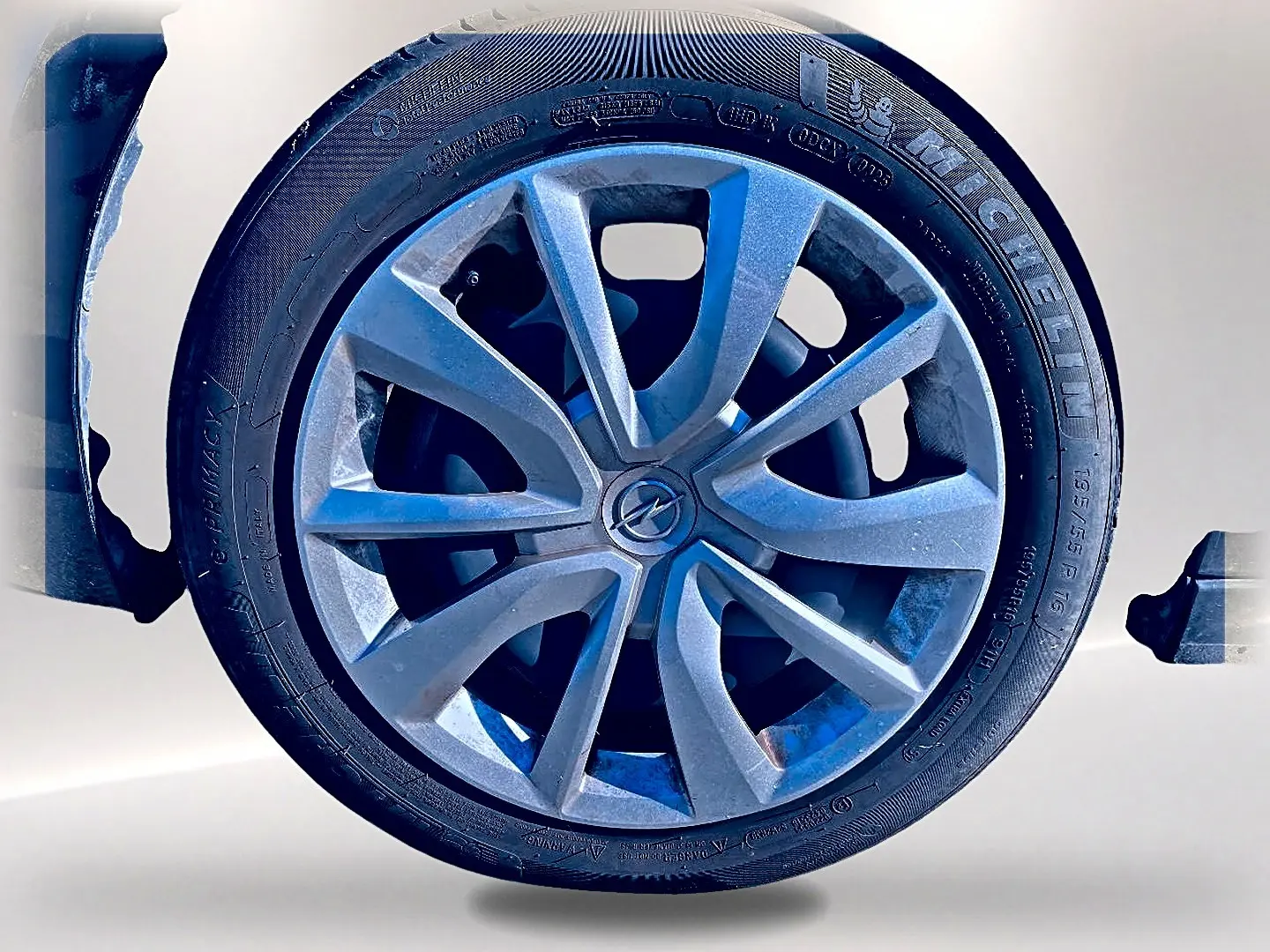 Gros plan sur la roue avant droite d’une Opel Corsa noire avec jante alliage et pneu Michelin.