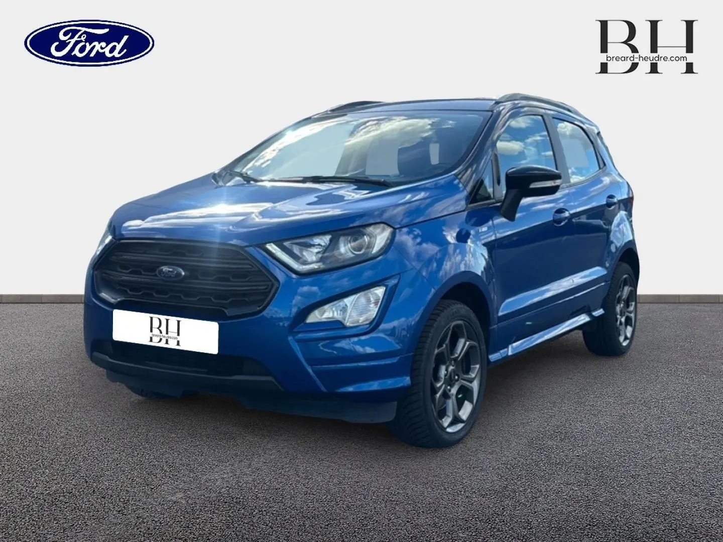Ford EcoSport bleu Lightning en 3/4 avant droit, avec calandre noire et jantes alliage foncé visibles.