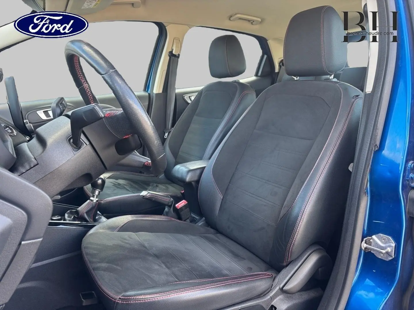 Vue intérieure côté conducteur du Ford EcoSport bleu Lightning 2018, sièges cuir/tissu noir ST-Line avec surpiqûres rouges.