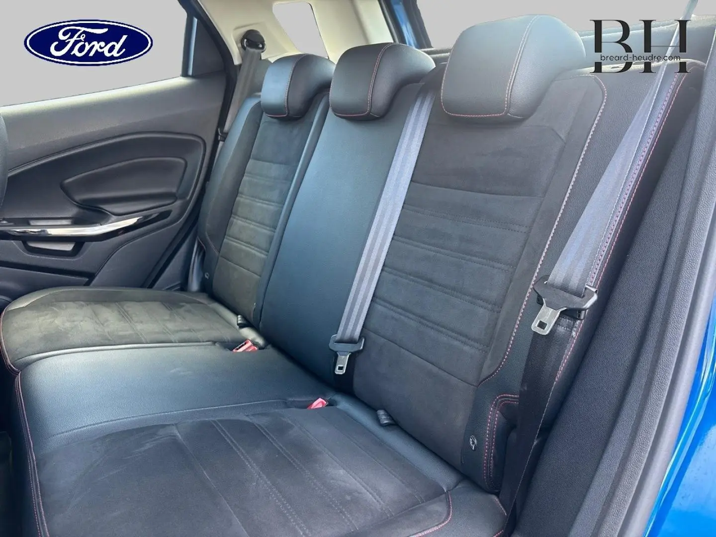 Vue intérieure sur la banquette arrière en cuir et tissu noir avec surpiqûres rouges du Ford EcoSport bleu Lightning.