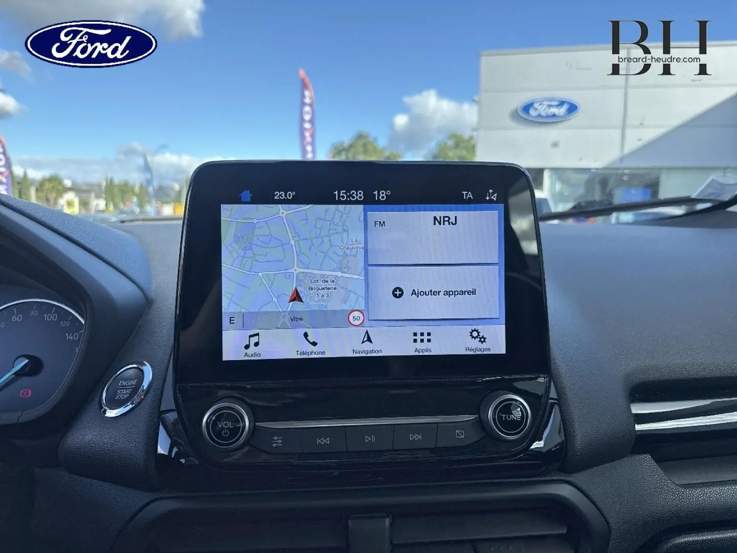 Vue intérieure centrée sur l'écran tactile multifonction affichant la navigation dans un Ford EcoSport 2018.