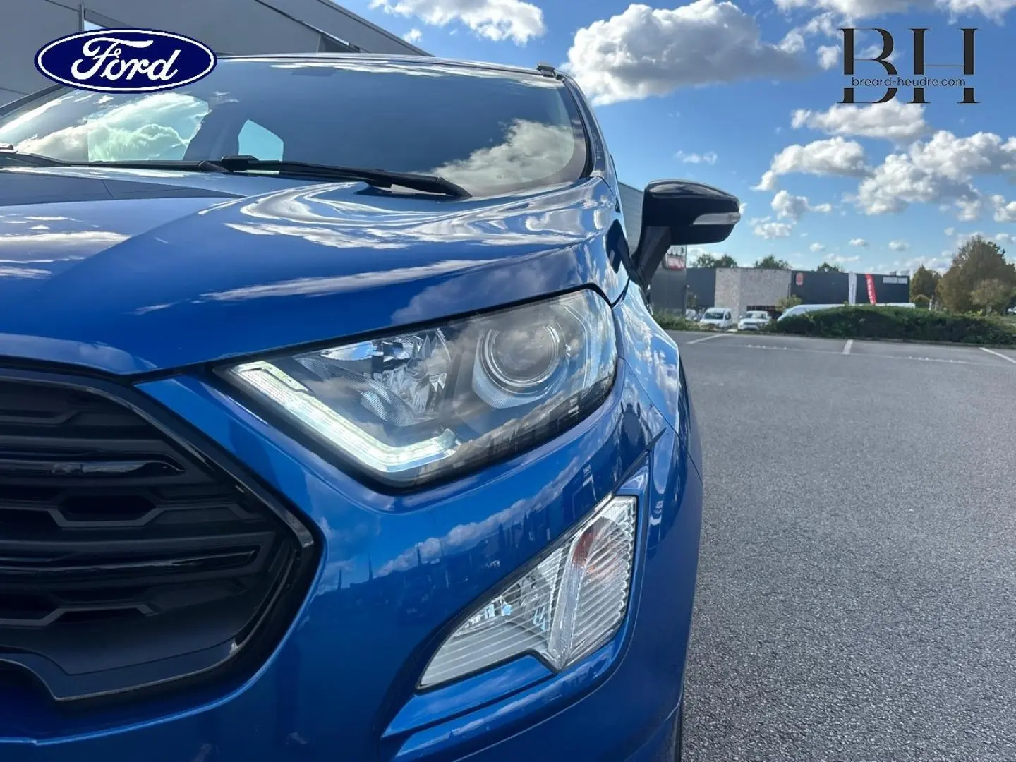 Gros plan sur l'avant droit bleu Lightning du Ford EcoSport 2018, mettant en valeur le phare LED et la calandre noire.