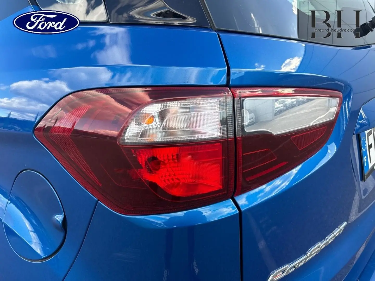 Gros plan sur le feu arrière droit d’un Ford EcoSport bleu Lightning 2018 avec logo et trappe à carburant visible.