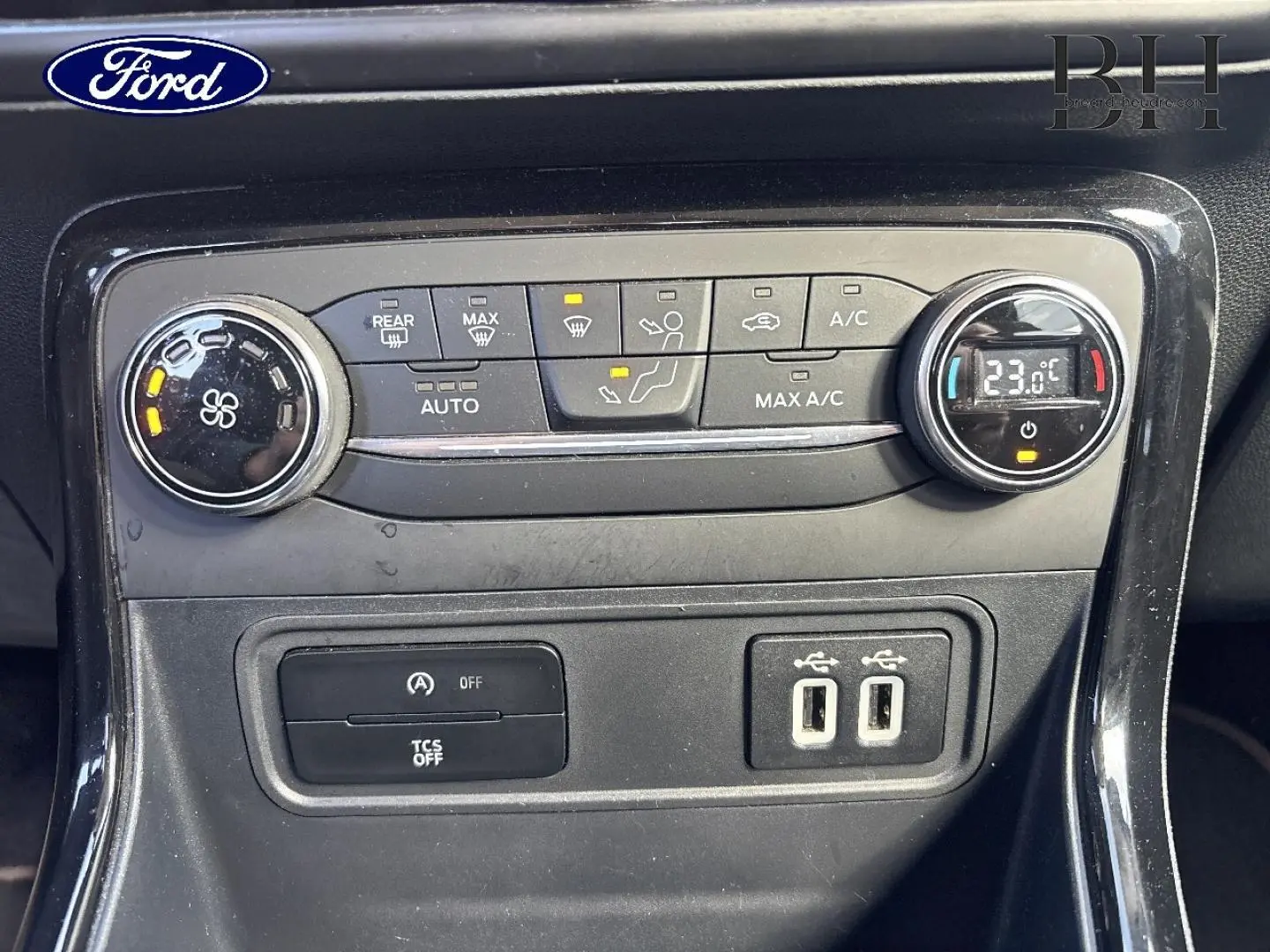 Tableau de bord de Ford EcoSport 2018, détail de la console centrale avec commandes climatisation et ports USB.