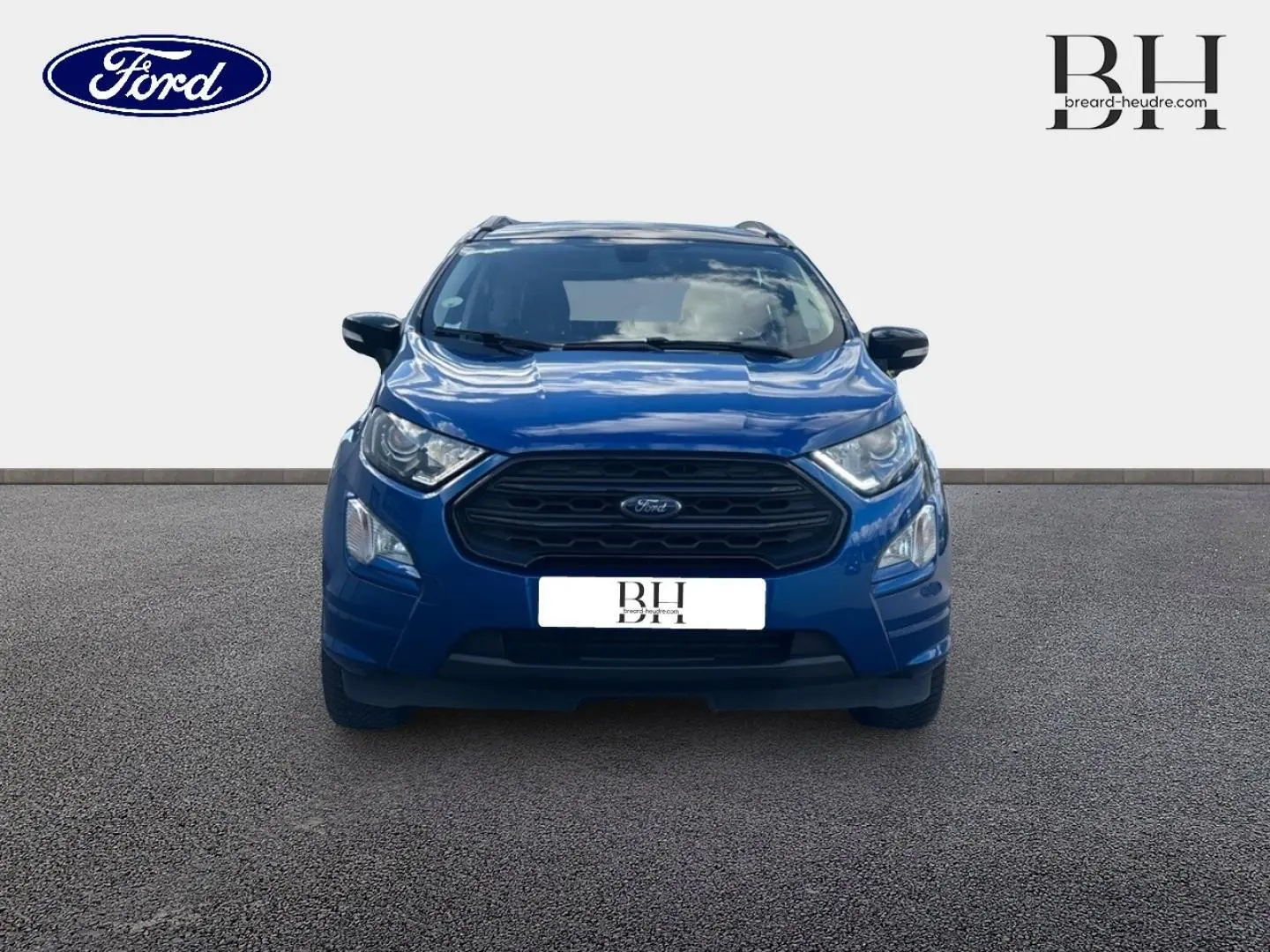 Vue frontale du Ford EcoSport bleu Lightning 2018 avec calandre noire et phares halogènes allumés.