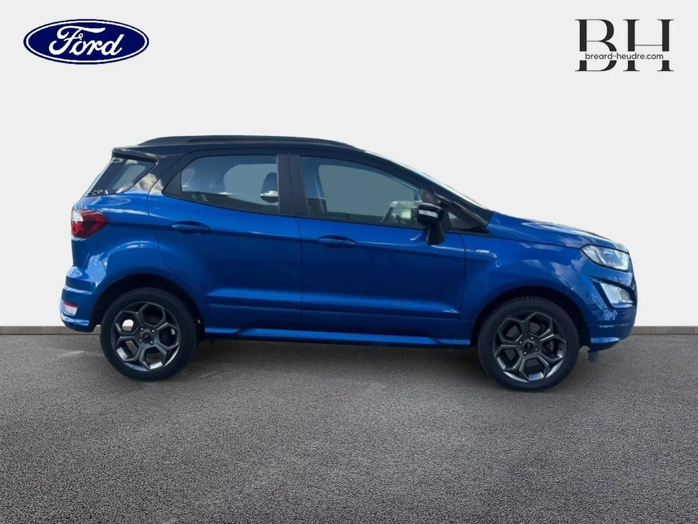 Ford EcoSport 1.5 EcoBlue bleu Lightning vu de profil côté gauche, avec jantes alliage et toit noir contrasté.