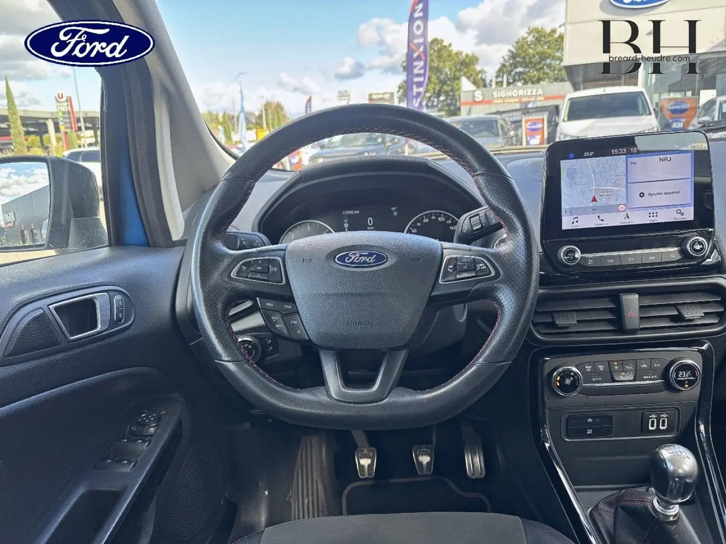 Vue intérieure centrée sur le volant cuir multifonction et la console avec écran tactile du Ford Ecosport bleu Lightning 2018.