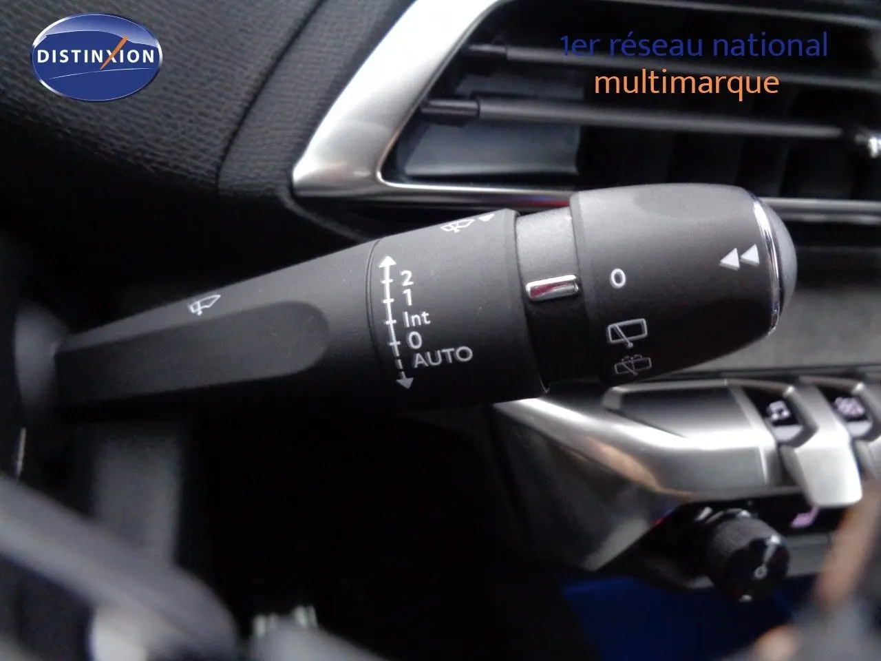 Gros plan sur la commande d’essuie-glace dans l’habitacle du Peugeot 3008 noir perle métal, côté gauche du volant.