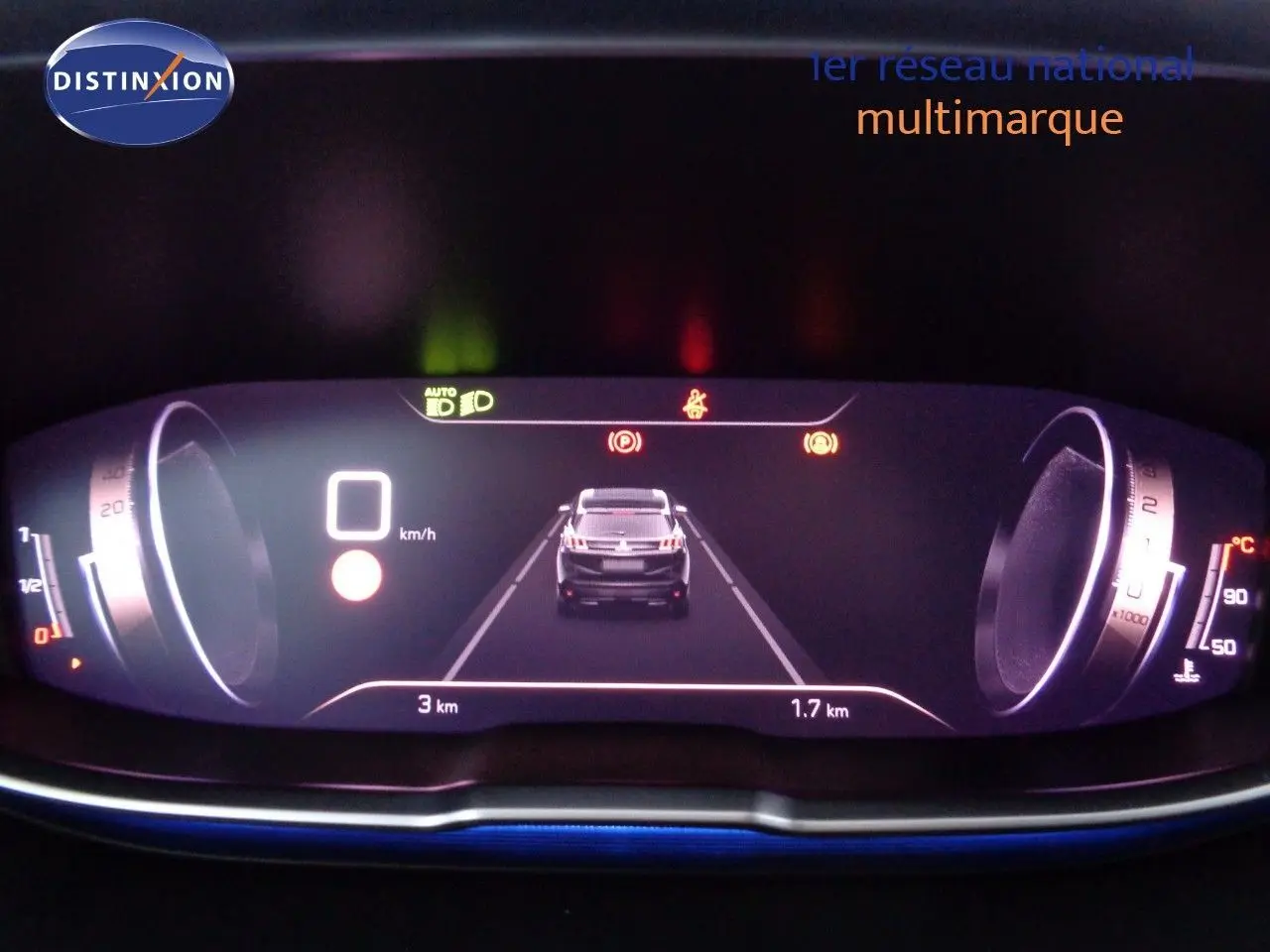 Affichage numérique du tableau de bord du Peugeot 3008 noir perle métal, montrant la vitesse et l'assistance au maintien de voie.