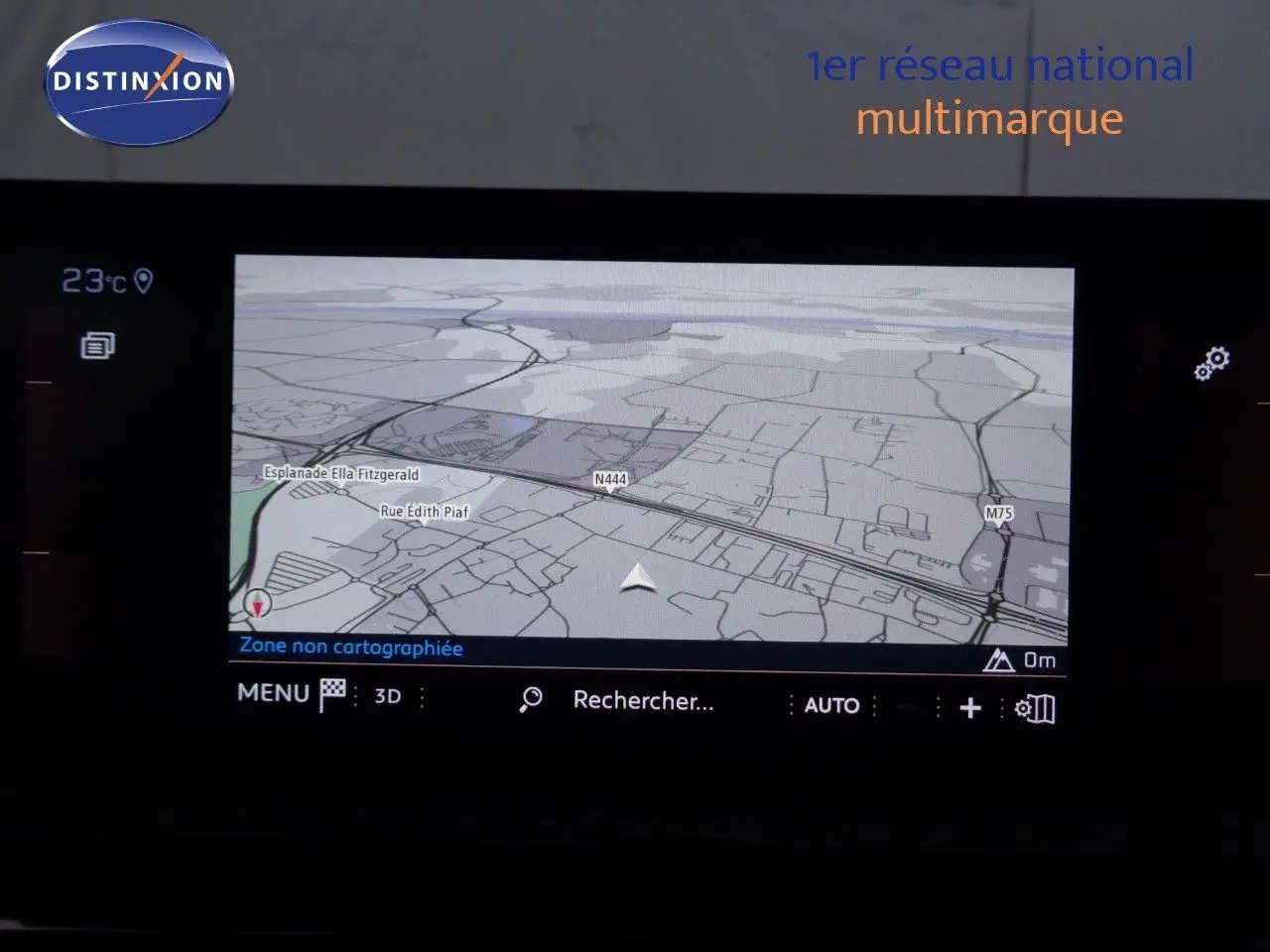 Écran de navigation GPS du Peugeot 3008 noir perle métal, affichant une carte en vue 3D intérieure.