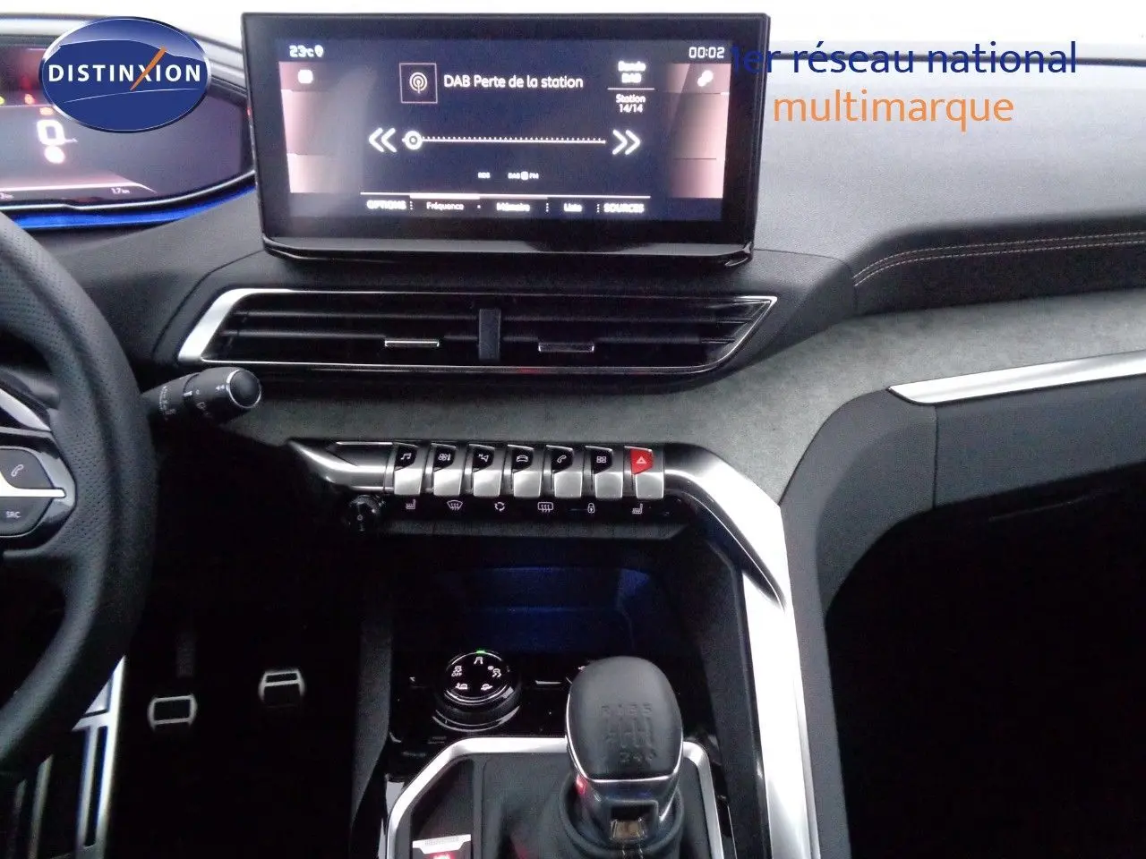 Vue intérieure centrée sur la console et le levier de vitesse d'une Peugeot 3008 noir perle métal, version manuelle.