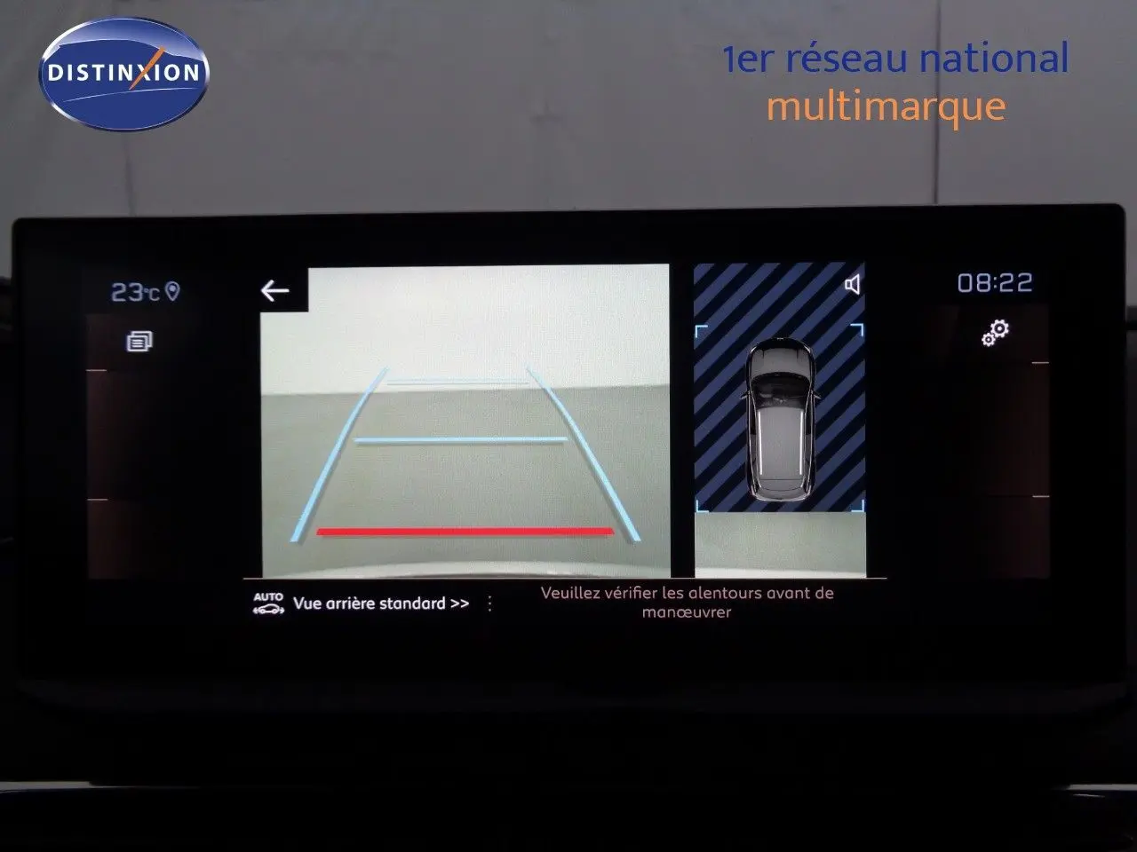 Affichage de la caméra de recul et vue aérienne du Peugeot 3008 noir perle métal, tableau de bord numérique.