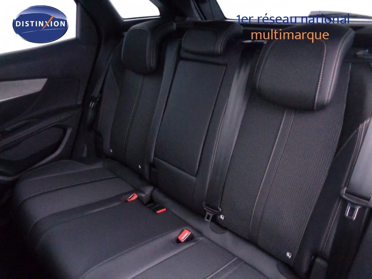Vue intérieure sur la banquette arrière en cuir noir avec surpiqûres contrastantes du Peugeot 3008 2023.