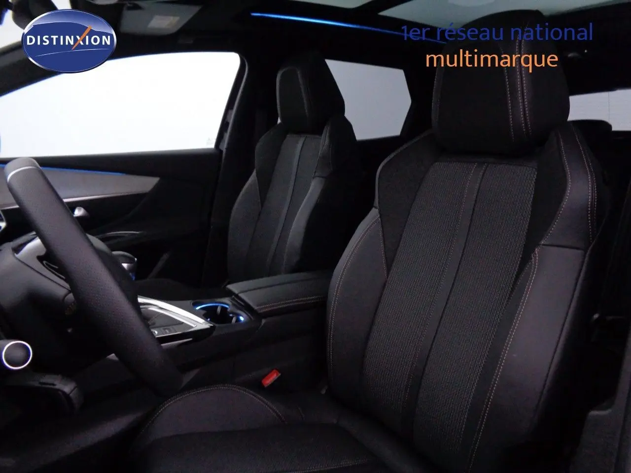 Vue intérieure côté conducteur du Peugeot 3008 2023, sièges en cuir noir avec surpiqûres contrastantes.