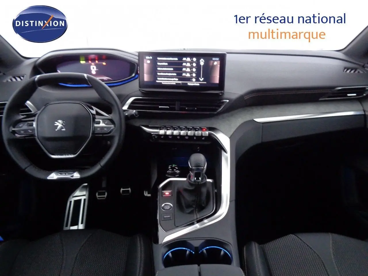 Vue intérieure avant du tableau de bord et volant du Peugeot 3008 1.2 PureTech 130ch GT avec écran tactile et console centrale moderne.